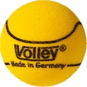 Gelber Schaumstoffball mit Aufschrift 'Volley - Made in Germany', ideal für sicheres Training
