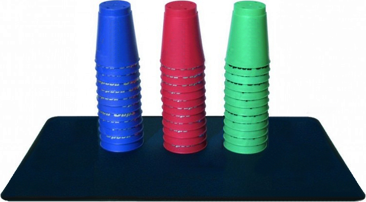 Trois piles de gobelets Speedstack de couleur bleue, rouge et verte, placés sur un tapis noir, utilisés pour les jeux de vitesse.