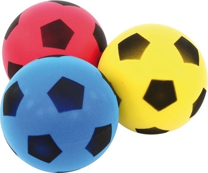Trois ballons de football souples et colorés en rouge, bleu et jaune avec des motifs noirs