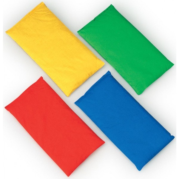 Quatre sacs en tissu rouge, bleu, jaune et vert sur fond blanc