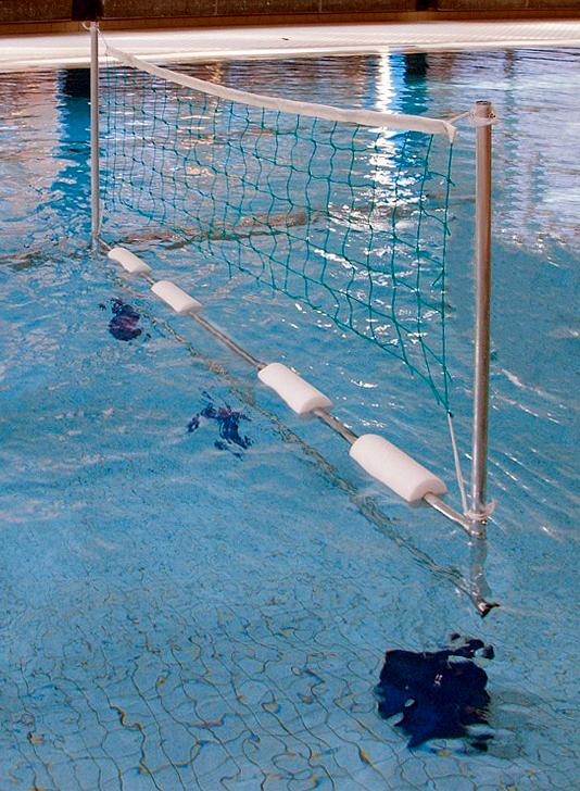 Un filet de volleyball flottant dans la piscine, prêt pour des parties de volleyball aquatique.