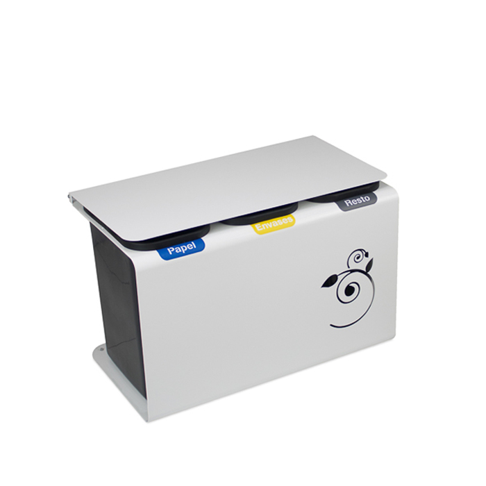 Mülleimer mit drei beschrifteten Fächern zur Trennung von Papier, Verpackungen und Restmüll
