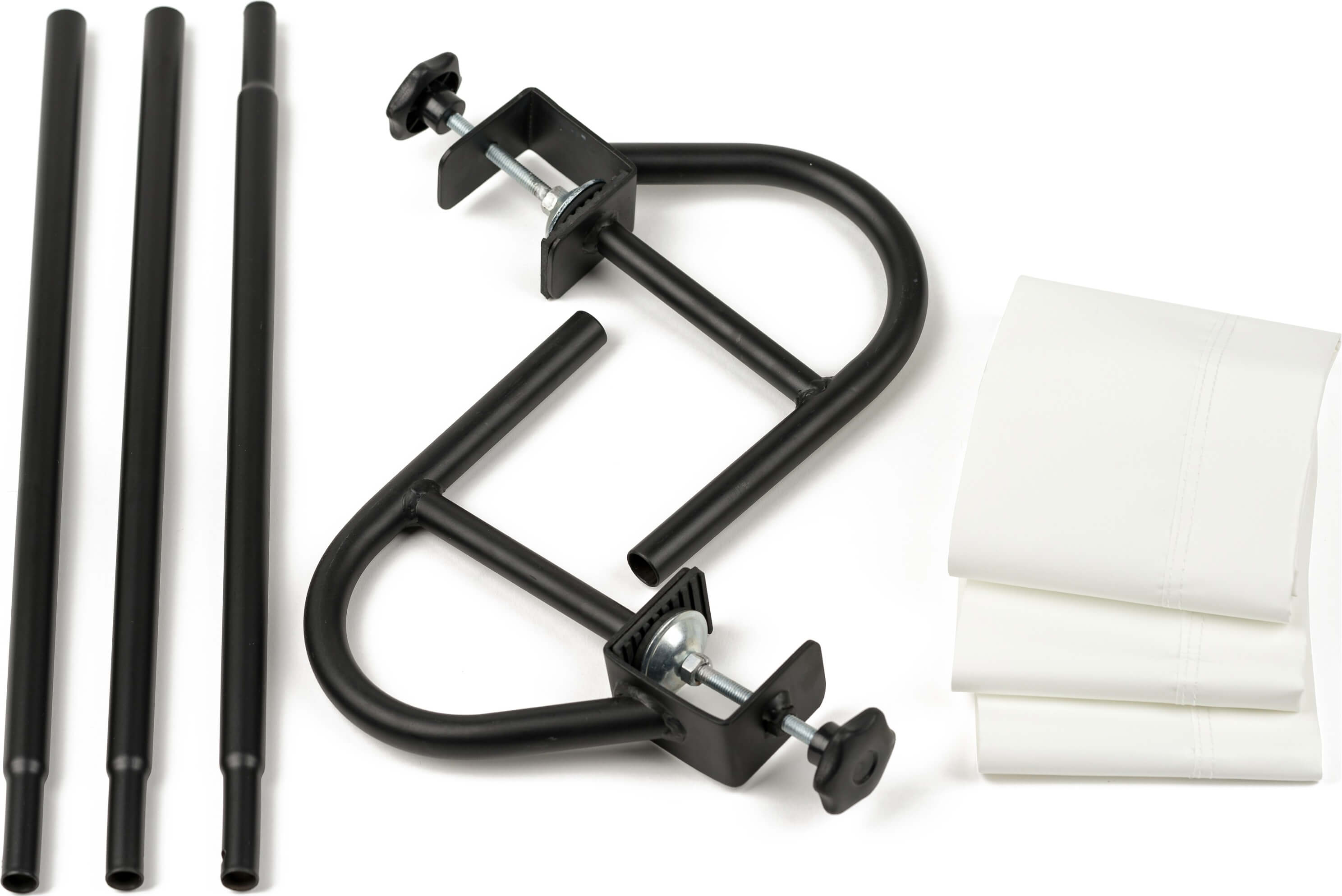 Système de tension de table noir avec trois tubes métalliques, supports et panneaux de tissu blancs