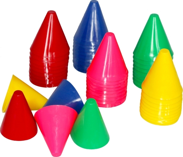 Verschiedene bunte Markierungskegel aus Plastik in Rot, Blau, Grün, Gelb und Pink, ideal für Sport und Training