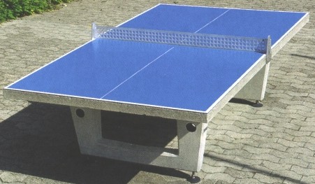 Blauer Tischtennistisch im Freien auf gepflastertem Untergrund, geeignet für Outdoor-Aktivitäten