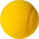 Ein leuchtend gelber Tennisball liegt auf weißem Hintergrund und zeigt seine charakteristische Filzoberfläche.