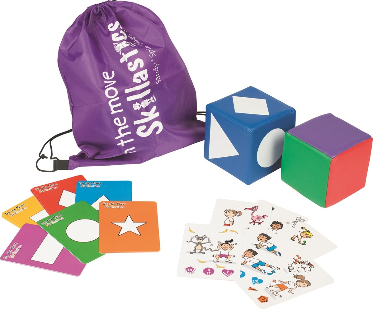Ein Skillastics On the Move Set mit bunten Spielkarten, zwei großen Würfeln und einer lila Tasche.