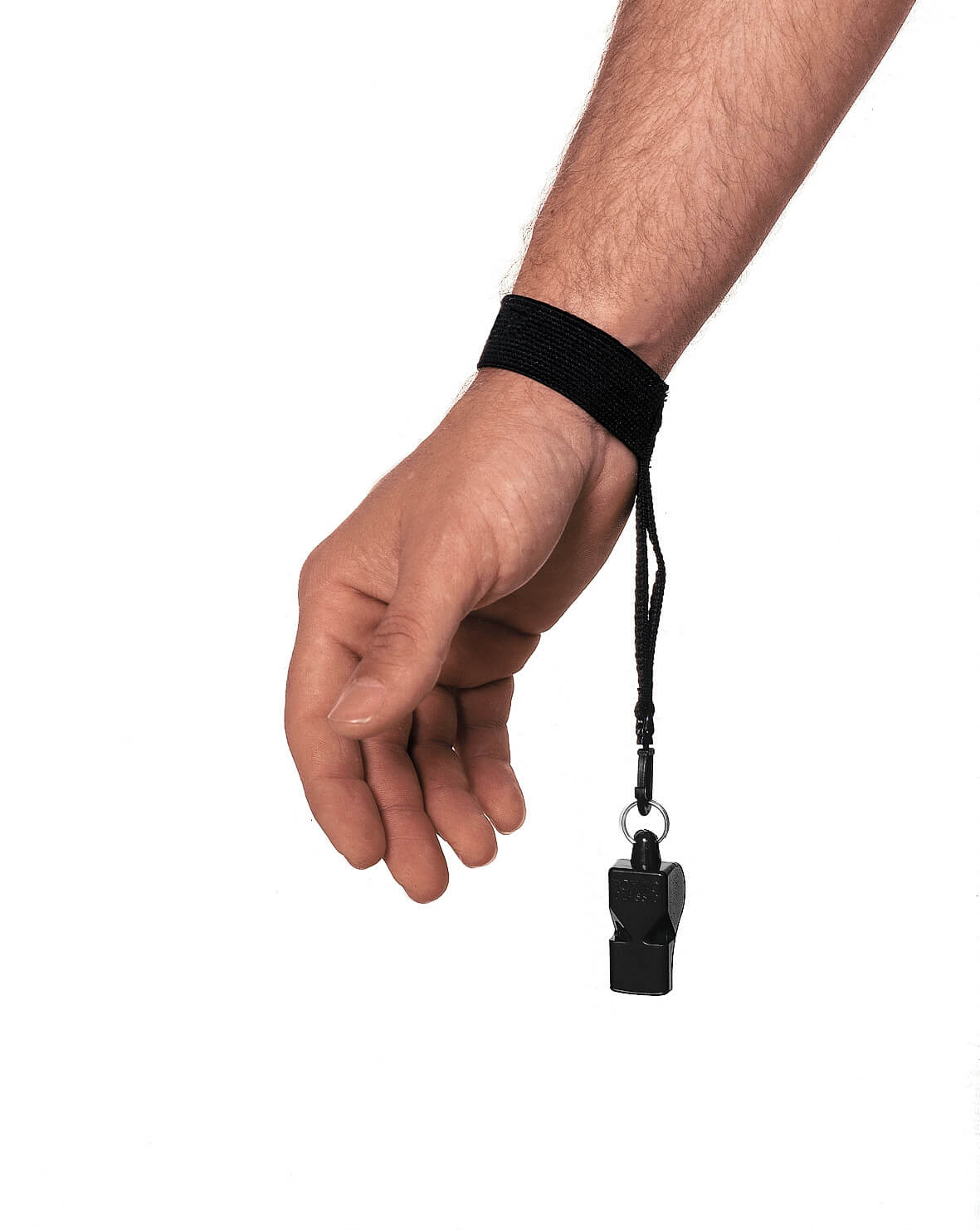 Gros plan d'une main tenant un sifflet noir sur une bande de poignet. Idéal pour le sport, l'entraînement ou l'arbitrage.