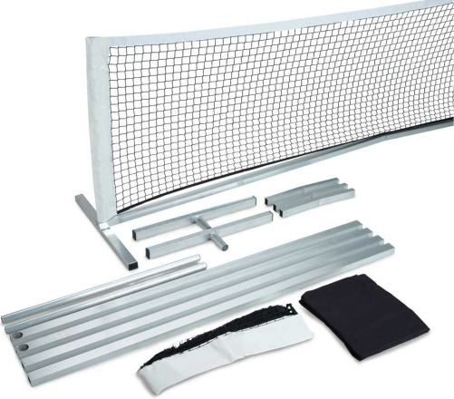Ein komplettes Tennisnetz-Set, bestehend aus einem Netz, Metallstangen, einem Ständer und einem schwarzen Tragecase.