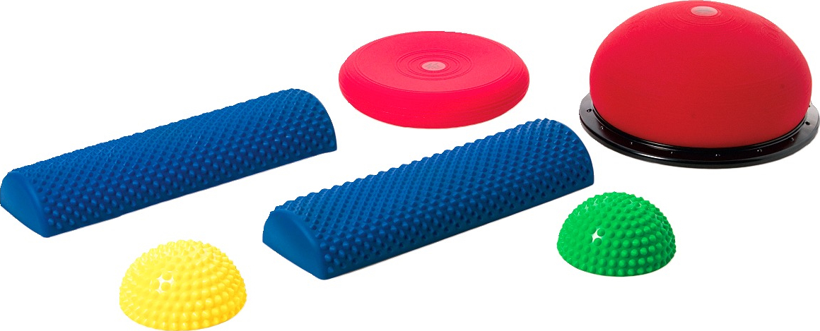 Verschiedenfarbige Balance-Trainingsutensilien, darunter blaue Schaumstoffrollen, ein roter Halbkugelstabilisator, grüne und gelbe Igelbälle sowie eine rote Balanceplatte.