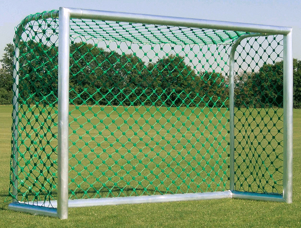 Metallfußballtor mit grüner Netzausrüstung auf einem grünen Sportplatz