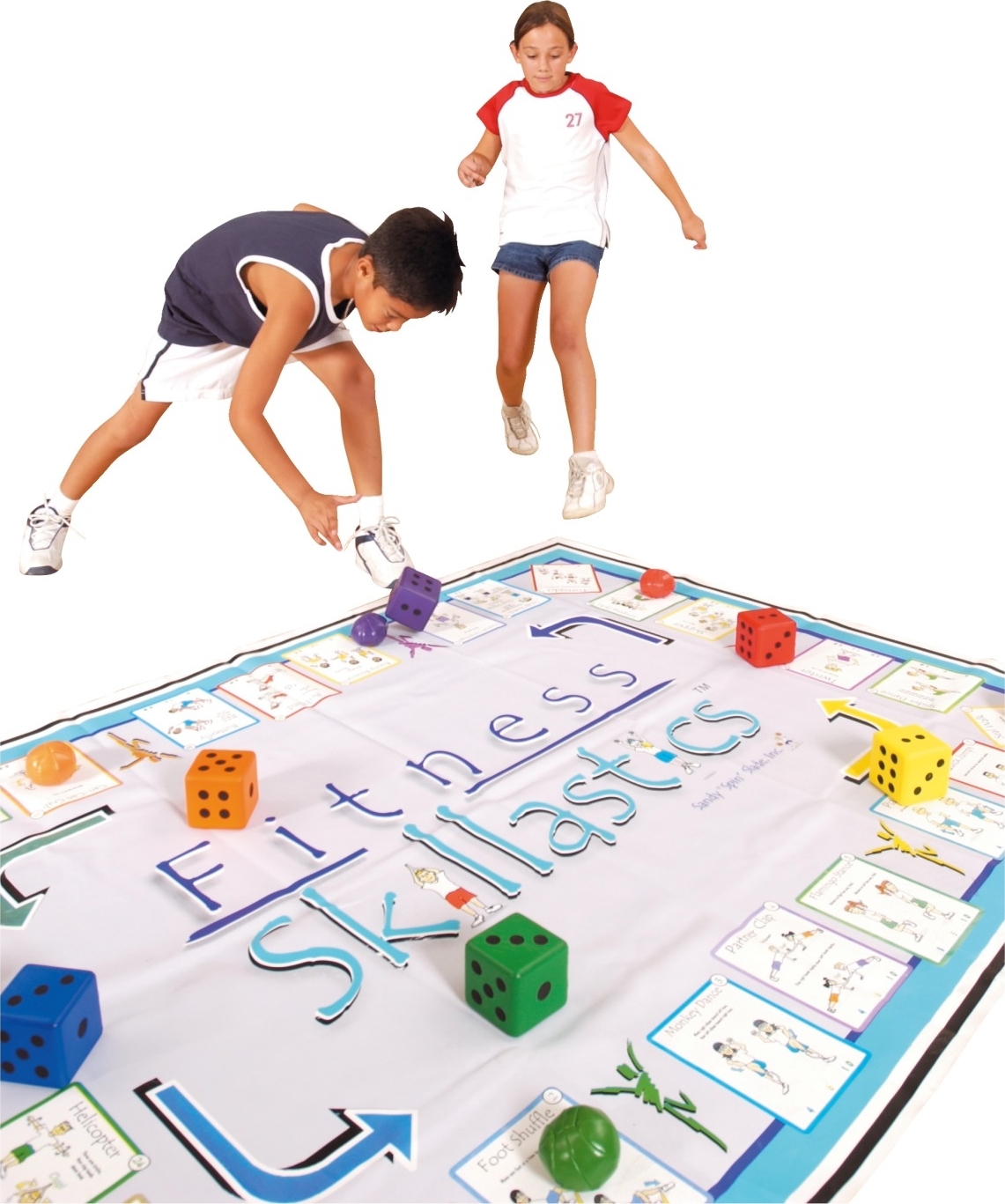 Zwei Kinder spielen ein Fitness-Brettspiel mit großen farbigen Würfeln und Karten auf einem großen hellen Spielplan.