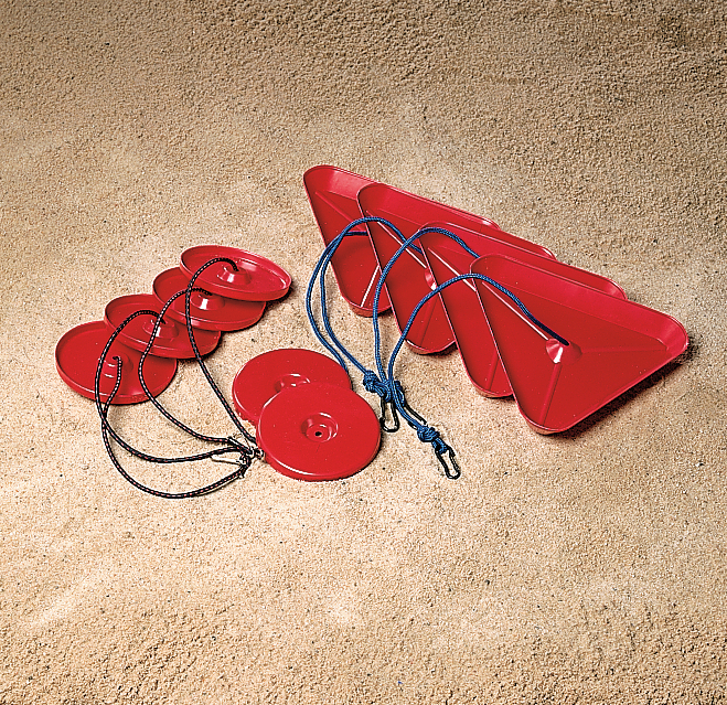 Sacs de sable rouges avec sangles de fixation sur sol sableux