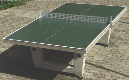 Stabile Tischtennisplatte aus Beton für den Außenbereich, grünes Spielfeld, weißes Netz, ideal für öffentliche Plätze und Parks