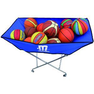 Blauer zusammenklappbarer Ballwagen mit verschiedenen Basketbällen gefüllt
