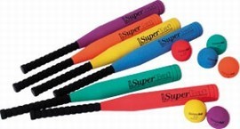 Un set de raquettes et de balles de softball multicolores.
